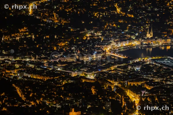 Nächtliche Luftaufnahme der Stadt Luzern mit dem Vierwaldstättersee und beleuchteten Strassen
