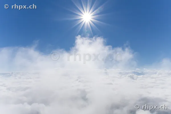 Blick über eine geschlossene Wolkendecke bei hellem Sonnenschein nahe dem Pilatus