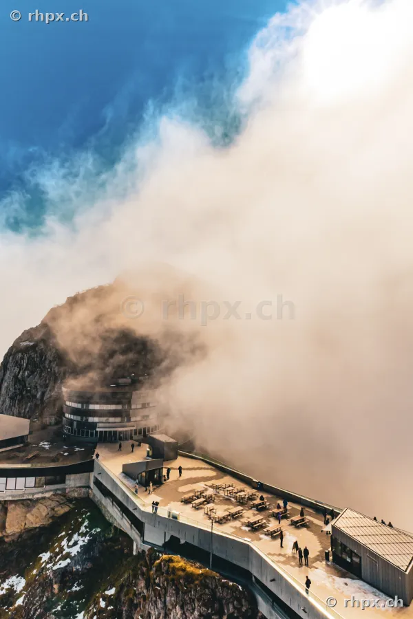 Die Terrasse des Hotels Pilatus-Kulm eingebettet in dichte Wolken