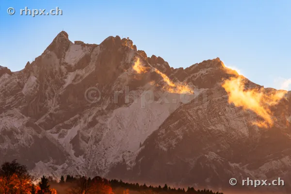 Das Bergmassiv Pilatus in der Zentralschweiz bei abendlichem Sonnenlicht.