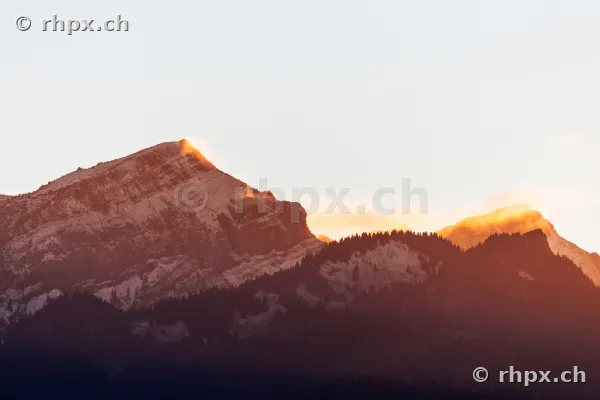 Die Gipfel des Pilatus-Massivs in der Abendsonne
