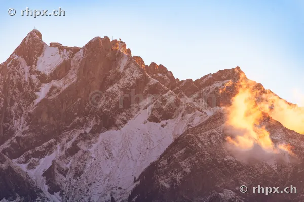 Blick auf das Pilatusmassiv mit Schnee und wolkenverhangenen Felswänden bei Abenddämmerung
