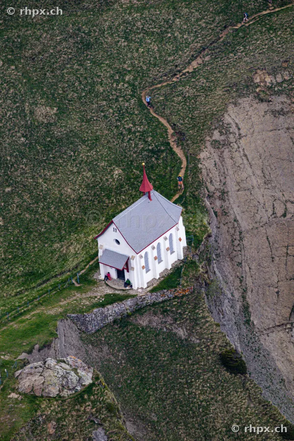 Luftaufnahme der Pilatuskapelle mit Wanderweg in der Zentralschweiz