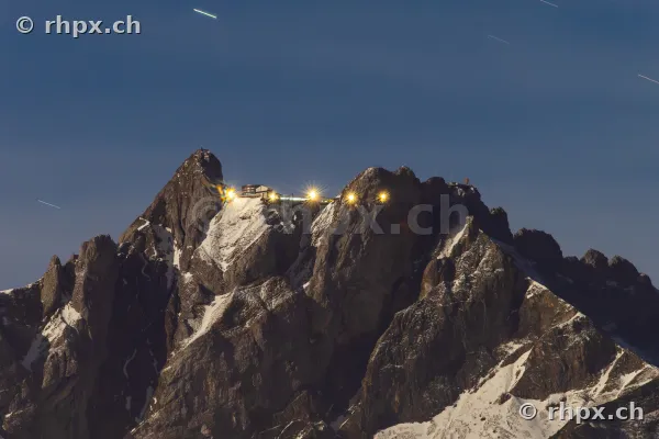 Der Gipfel des Pilatus mit dem beleuchteten Hotelgebäude vor nächtlichem Himmel