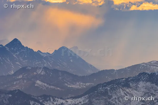 Blick auf das Pilatus Massiv in der Zentralschweiz bei abendlichem Licht