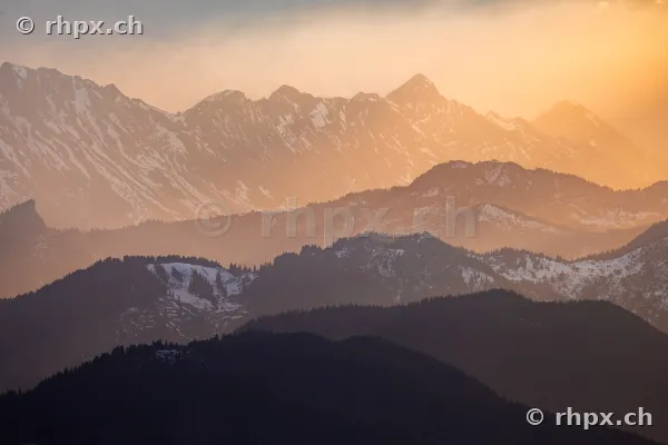 Gestaffelte Bergketten bei Luzern im sanften Licht des Sonnenuntergangs