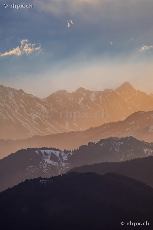 Gestaffelte Bergzüge der Pilatus-Region in der Zentralschweiz bei abendlichem Licht