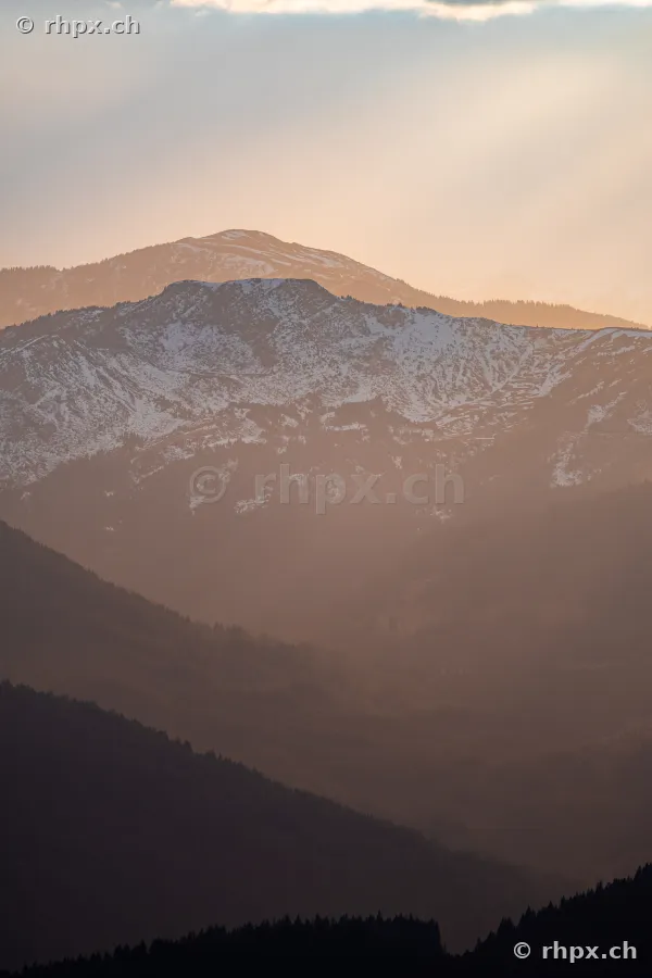 Bergkette des Pilatus in der Zentralschweiz bei Sonnenuntergang