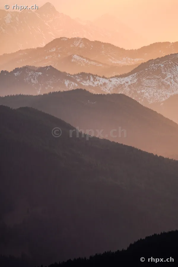Mehrere hintereinander liegende Bergrücken mit Pilatus im Abendlicht
