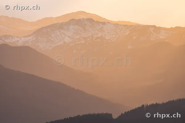 Blick auf den schneebedeckten Pilatus in den Zentralschweizer Alpen bei Sonnenuntergang.