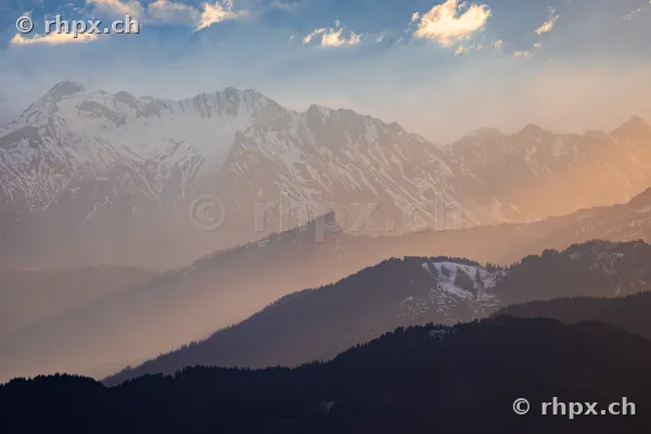 Blick auf den schneebedeckten Pilatus bei tief stehender Abendsonne
