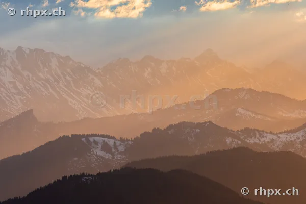 Blick auf die gestaffelten Gipfel des Pilatus bei goldenem Licht