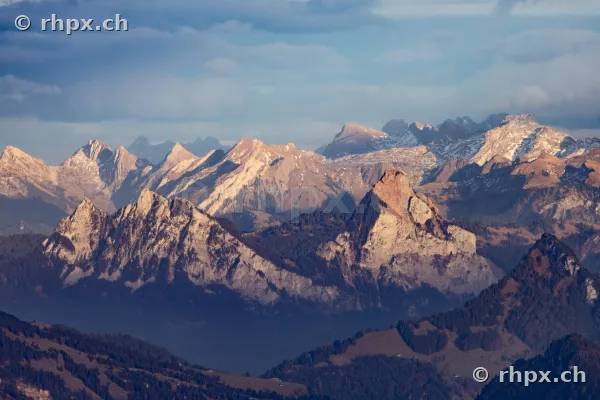 Panoramablick auf die Gipfel des Pilatusmassivs bei tiefstehendem Sonnenlicht