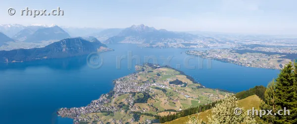 Weitwinkelansicht auf den Vierwaldstättersee mit dem Pilatus im Hintergrund