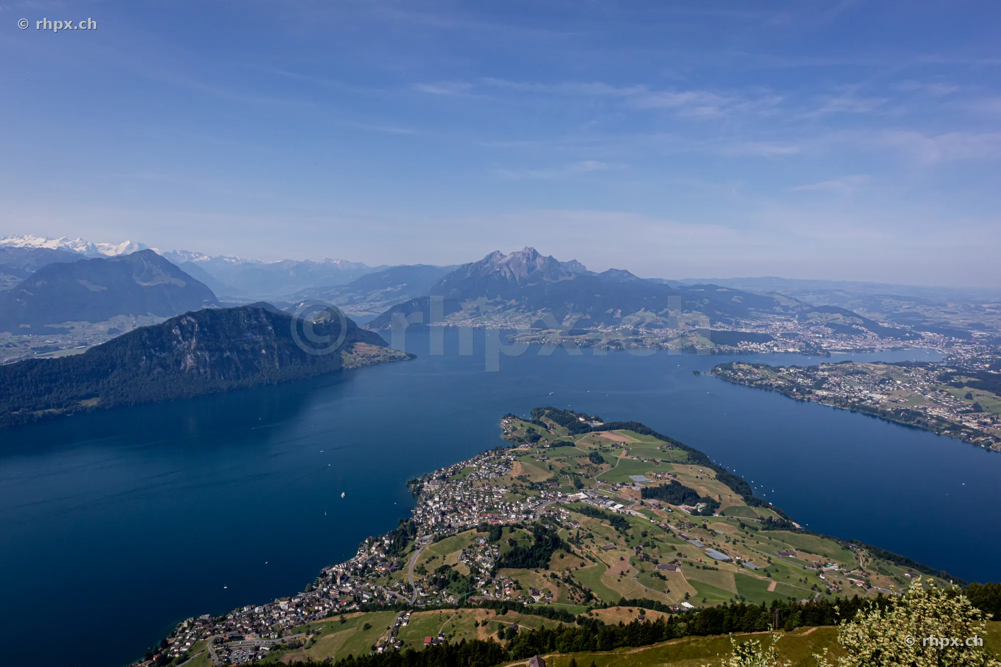 Weitsicht vom Rigi auf den Vierwaldstättersee mit der Halbinsel Weggis und dem Pilatus