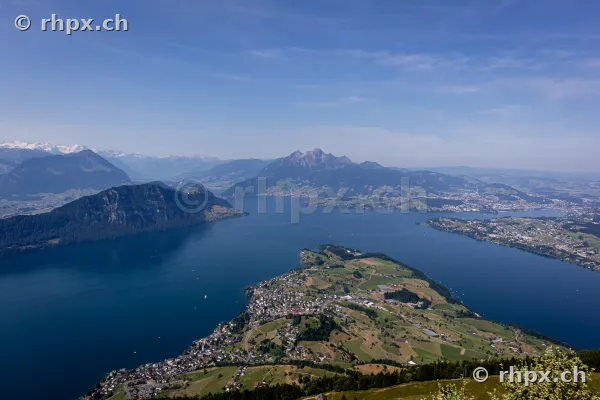 Weitsicht vom Rigi auf den Vierwaldstättersee mit der Halbinsel Weggis und dem Pilatus