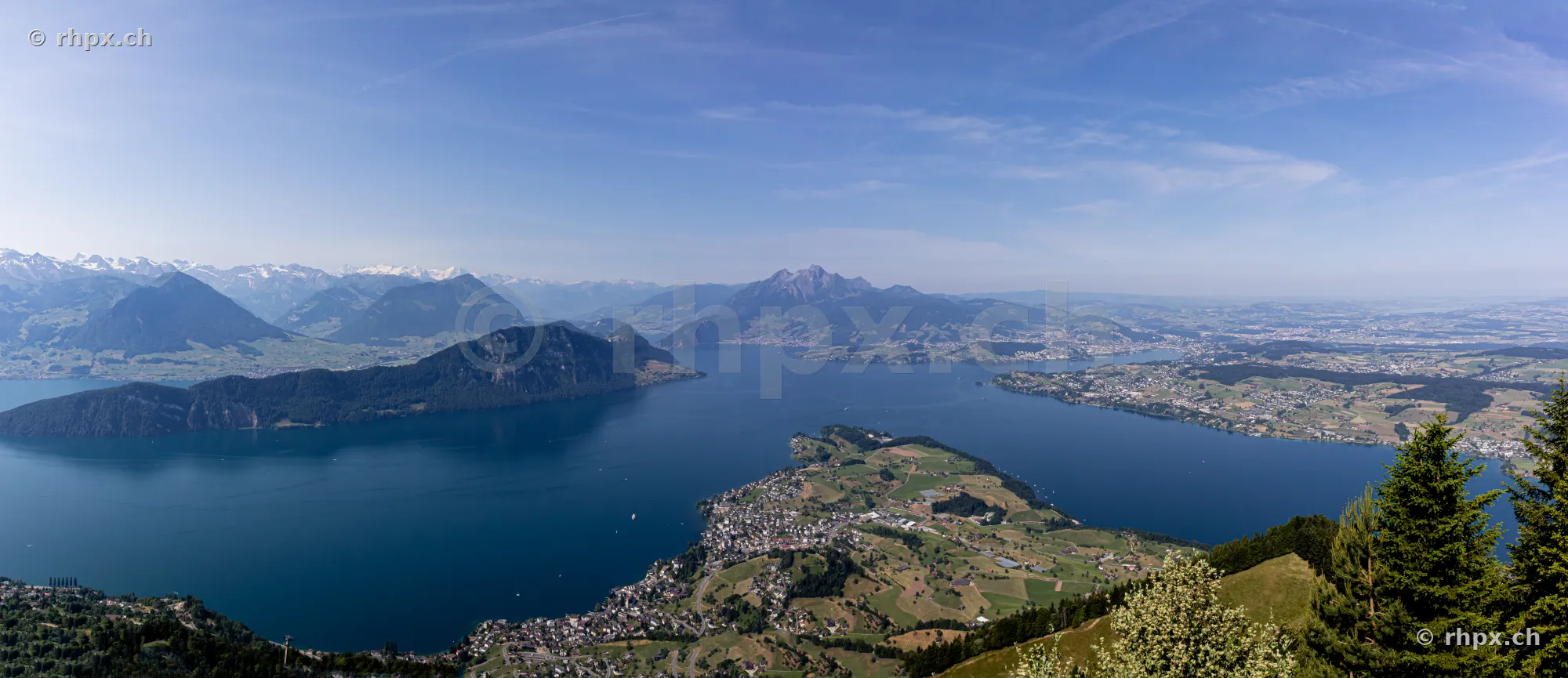 Panoramablick vom Berg auf den Vierwaldstättersee mit dem Pilatus im Hintergrund