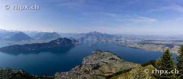 Panoramablick vom Berg auf den Vierwaldstättersee mit dem Pilatus im Hintergrund