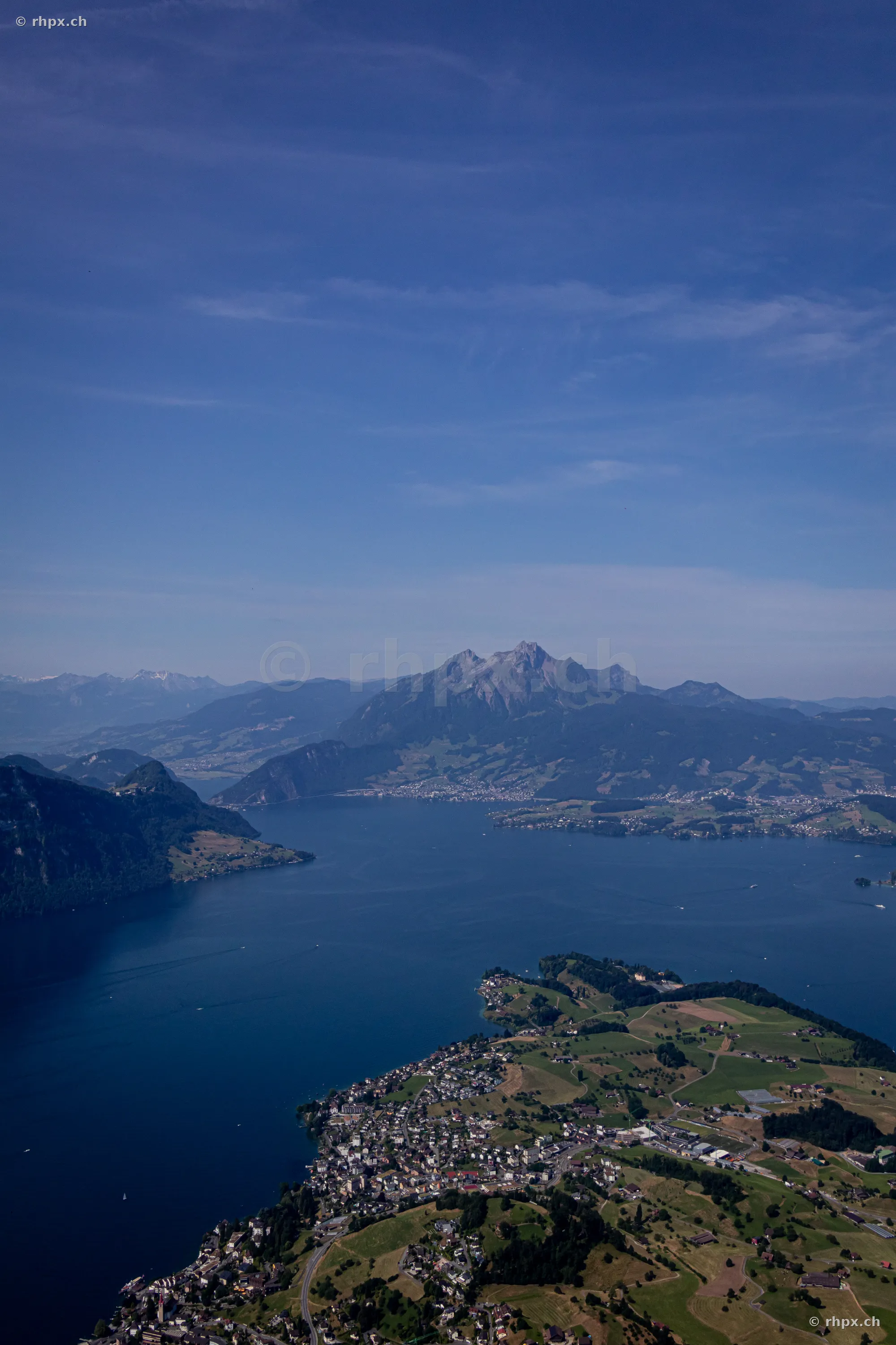 Luftaufnahme des Vierwaldstättersees mit dem Pilatus im Hintergrund