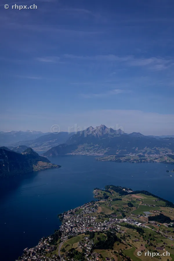 Luftaufnahme des Vierwaldstättersees mit dem Pilatus im Hintergrund