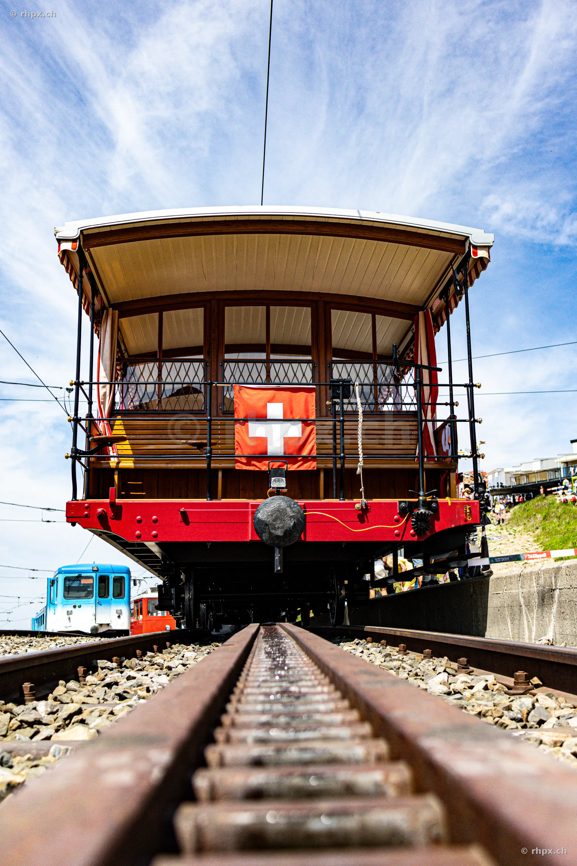 Rückansicht eines historischen Wagens der Rigi-Zahnradbahn auf den Schienen in Vitznau.