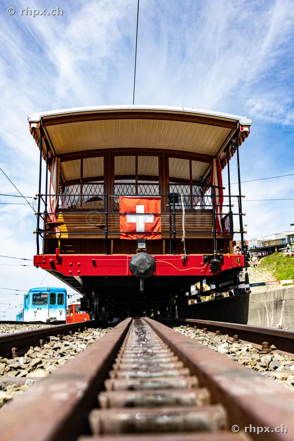 Rückansicht eines historischen Wagens der Rigi-Zahnradbahn auf den Schienen in Vitznau.