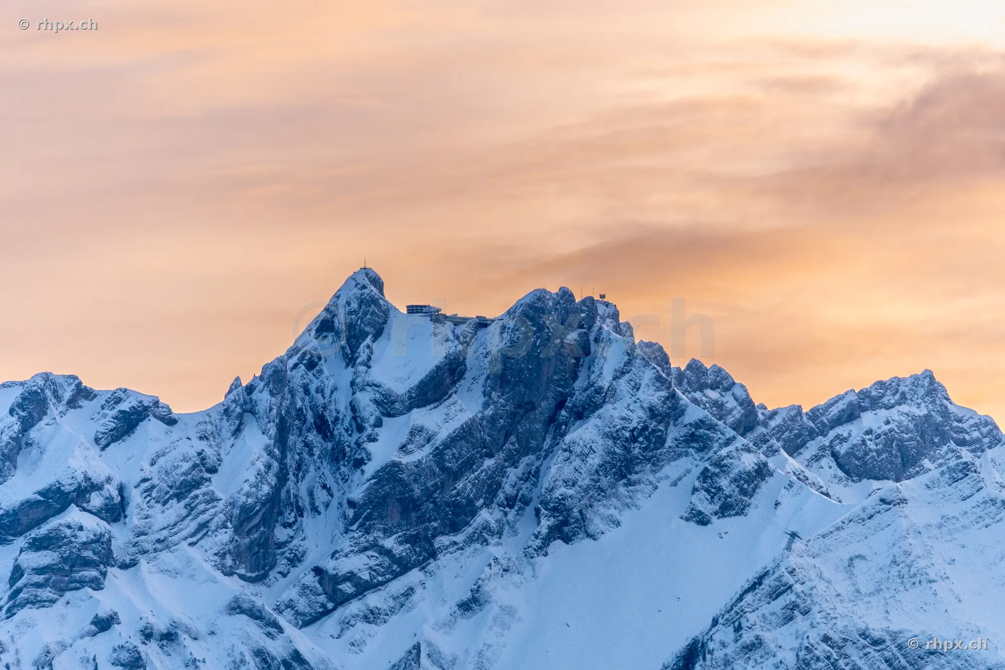 Verschneite Felsgipfel des Pilatus bei Luzern im Abendlicht