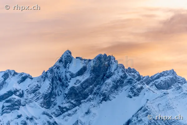 Verschneite Felsgipfel des Pilatus bei Luzern im Abendlicht