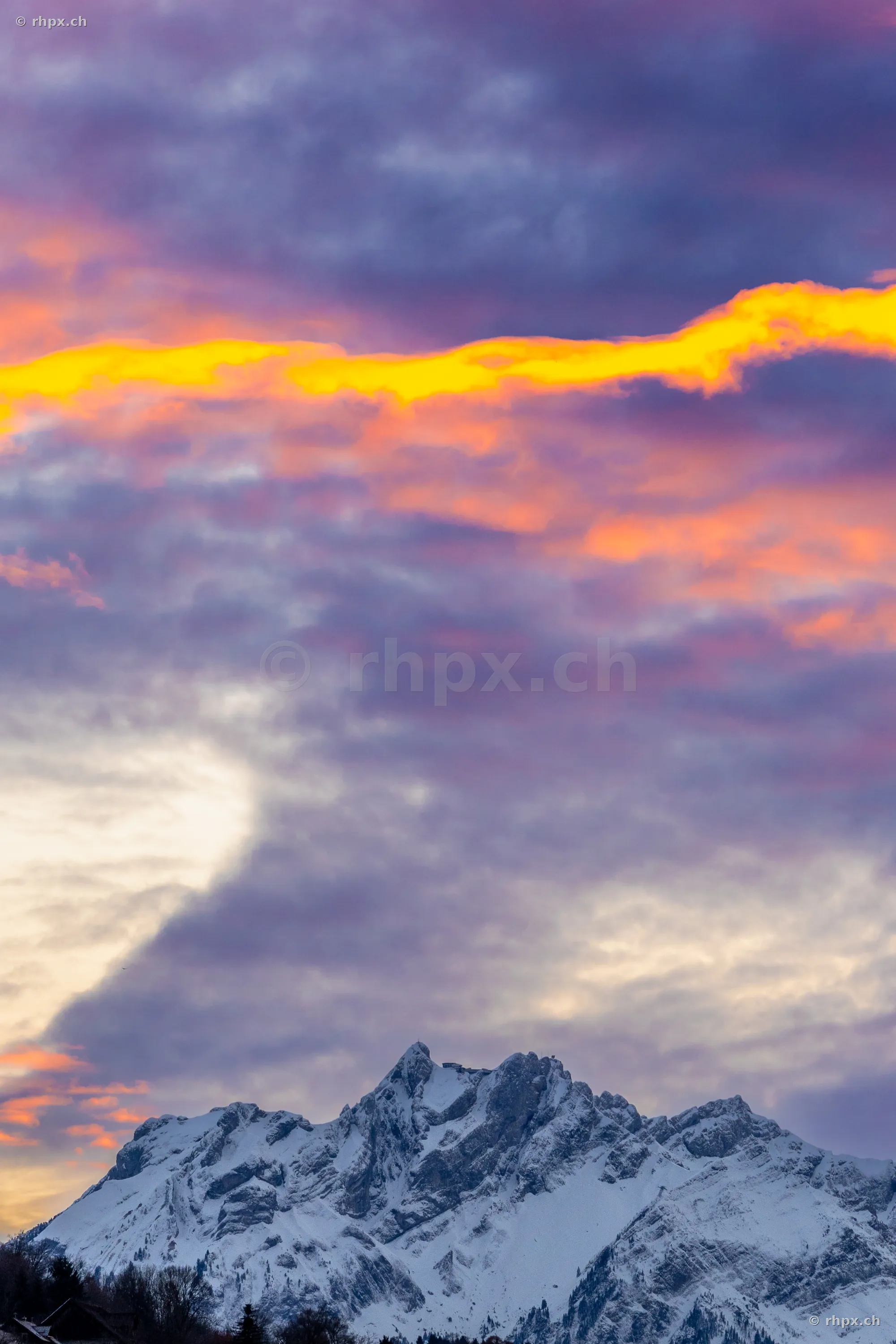 Verschneites Pilatus-Massiv unter einem intensiv gefärbten Abendhimmel