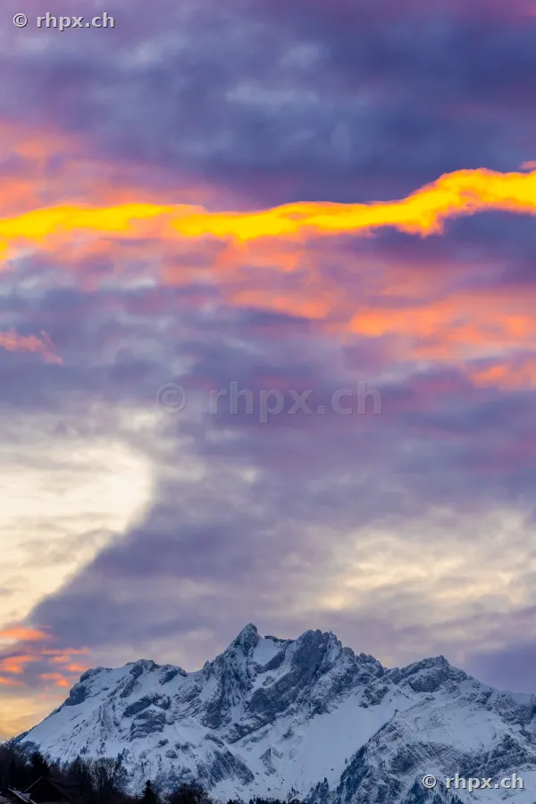 Verschneites Pilatus-Massiv unter einem intensiv gefärbten Abendhimmel