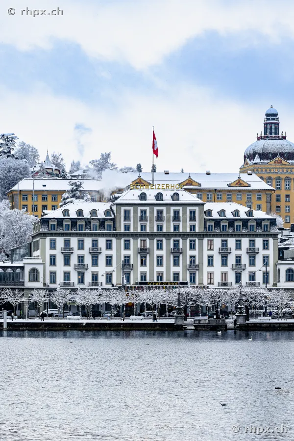 Hotel Schweizerhof am winterlichen Vierwaldstättersee in Luzern