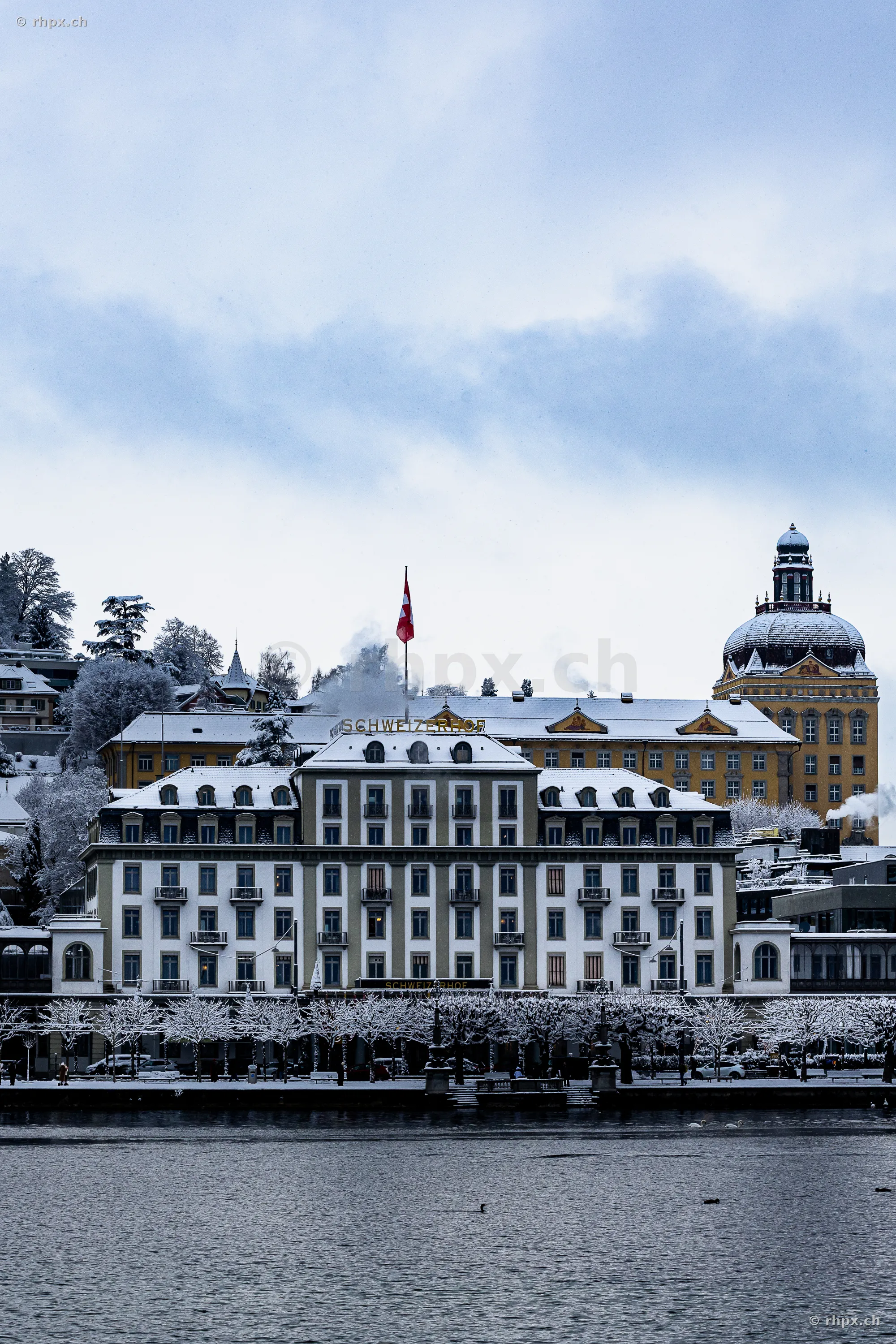 Hotel Schweizerhof am winterlichen Ufer des Vierwaldstättersees in Luzern