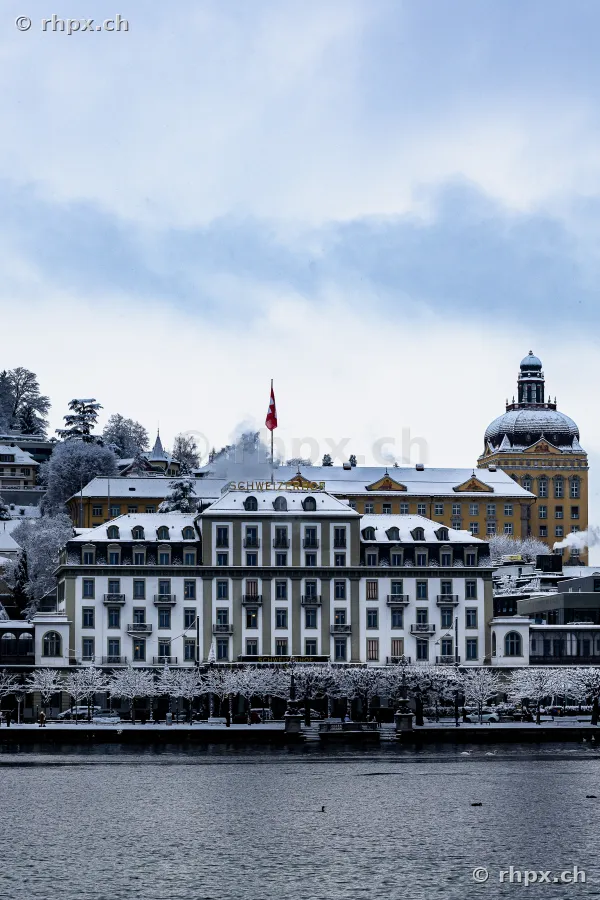 Hotel Schweizerhof am winterlichen Ufer des Vierwaldstättersees in Luzern