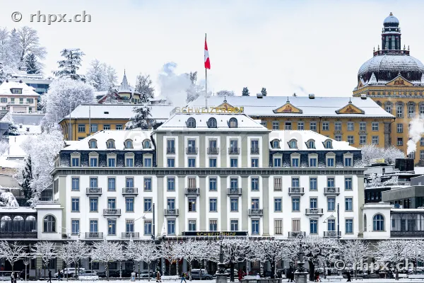 Vorderansicht des Hotel Schweizerhof in Luzern bei Schneefall