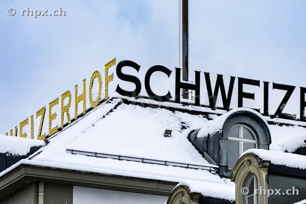 Verschneiter Schriftzug auf dem Dach des Hotel Schweizerhof in Luzern