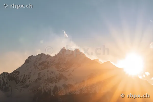 Der Gipfelbereich des Pilatus bei Sonnenuntergang mit seitlichem Gegenlicht