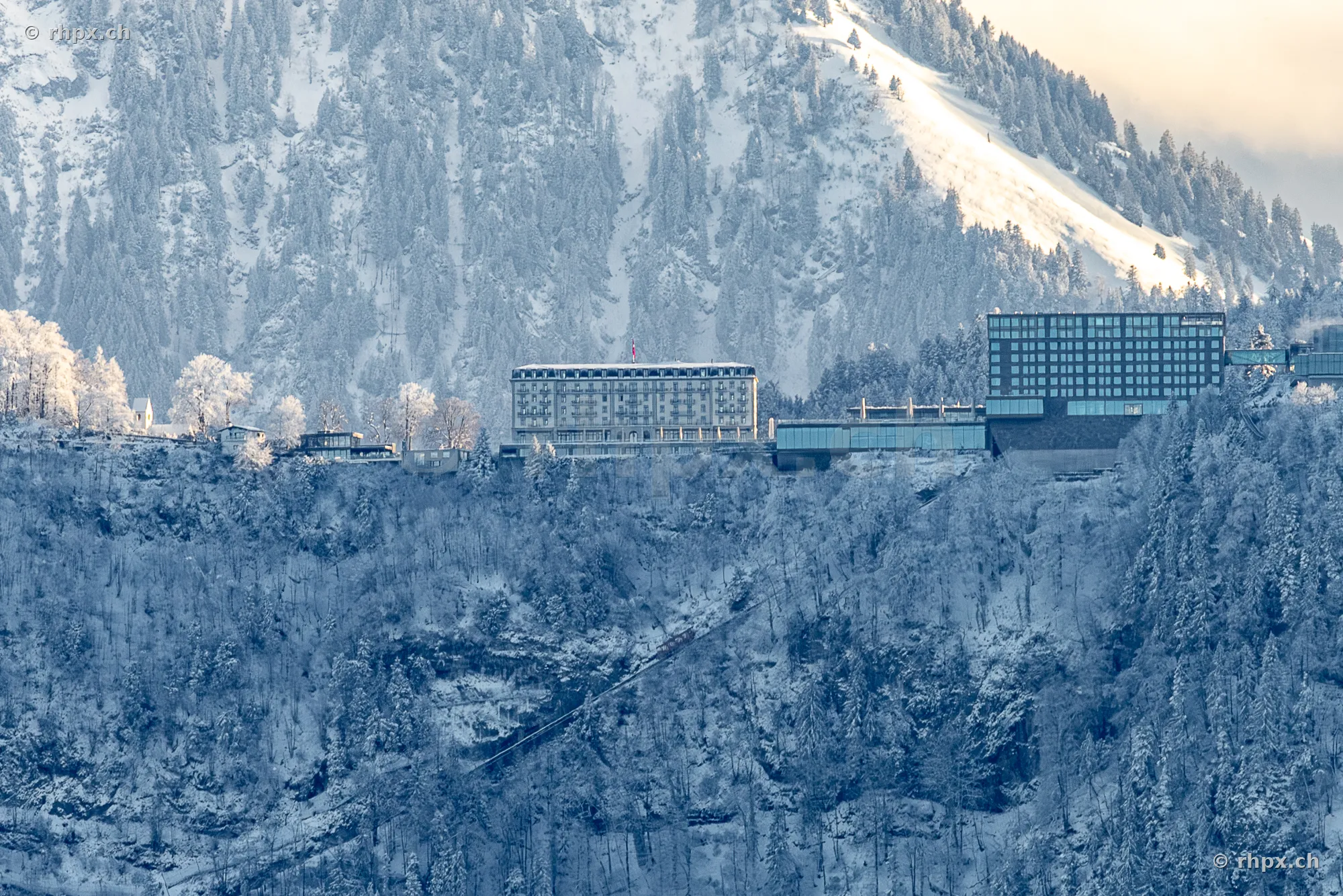 Bürgenstock Hotels auf dem Felsen über dem Vierwaldstättersee in winterlicher Landschaft