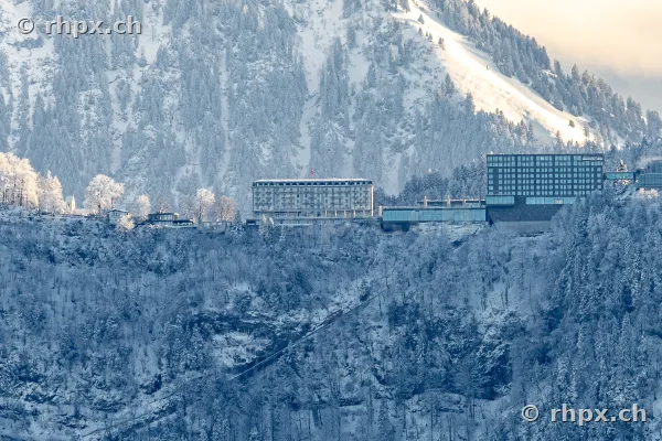 Bürgenstock Hotels auf dem Felsen über dem Vierwaldstättersee in winterlicher Landschaft