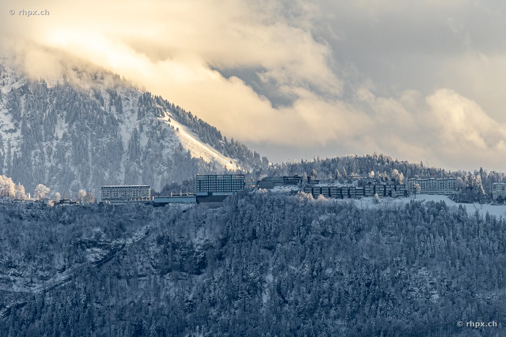 Winterlandschaft mit den Hotelbauten auf dem Bürgenstock bei Luzern