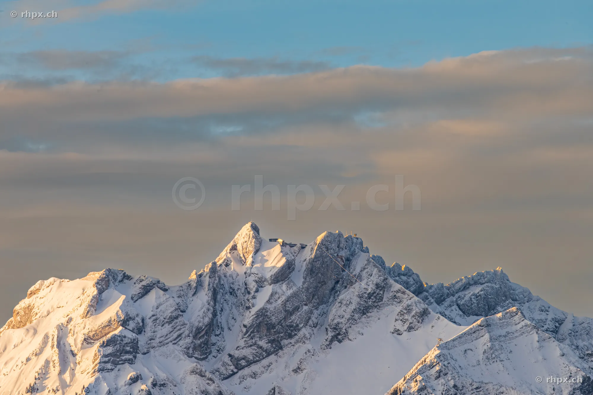 Winterlandschaft mit dem verschneiten Gipfelgrat des Pilatus in der Zentralschweiz