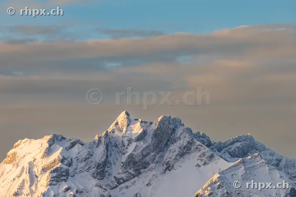Winterlandschaft mit dem verschneiten Gipfelgrat des Pilatus in der Zentralschweiz