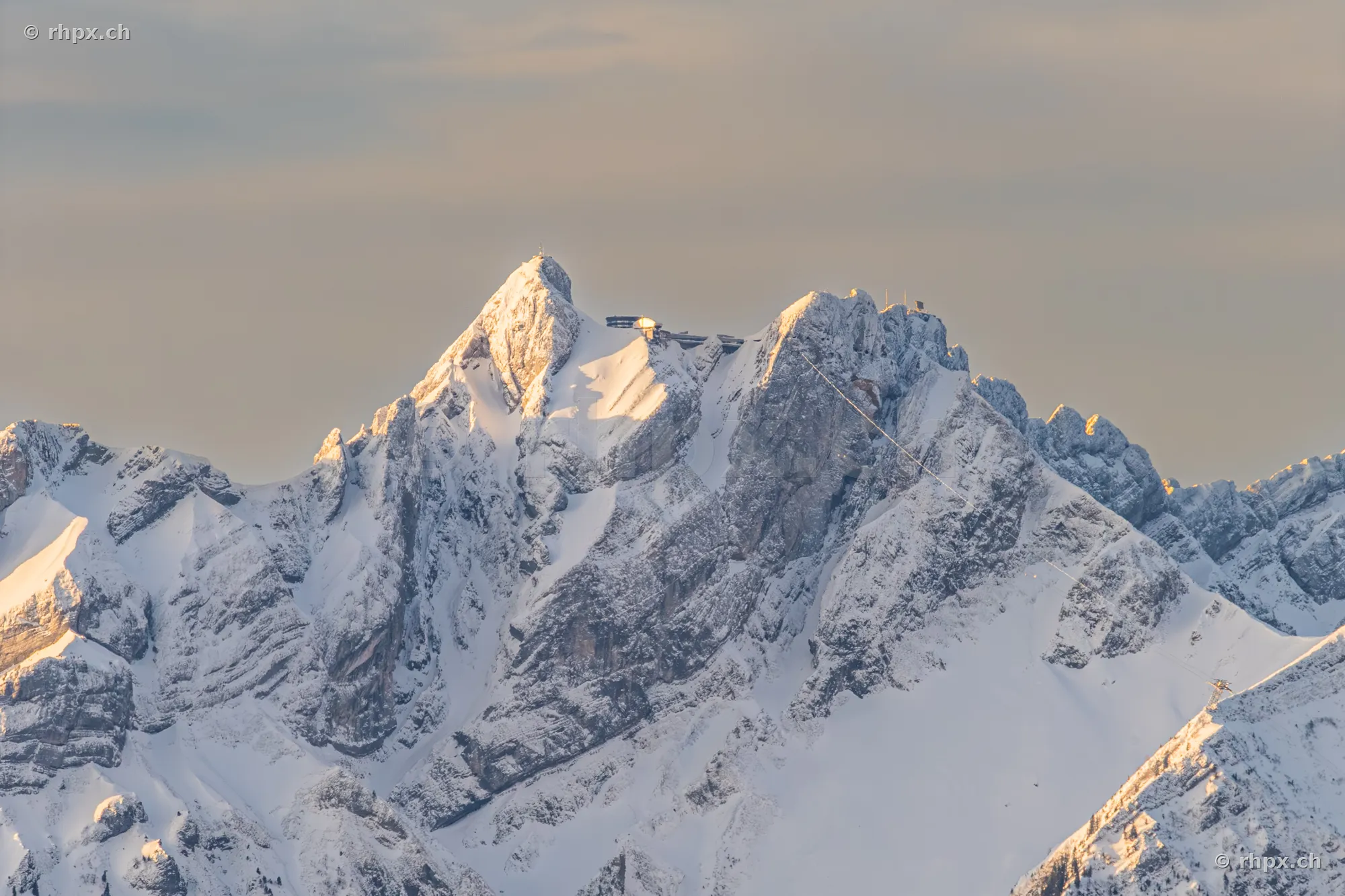 Detailansicht der verschneiten Felsformationen des Pilatus-Gipfels im Abendlicht
