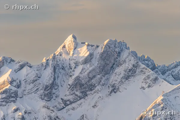 Detailansicht der verschneiten Felsformationen des Pilatus-Gipfels im Abendlicht