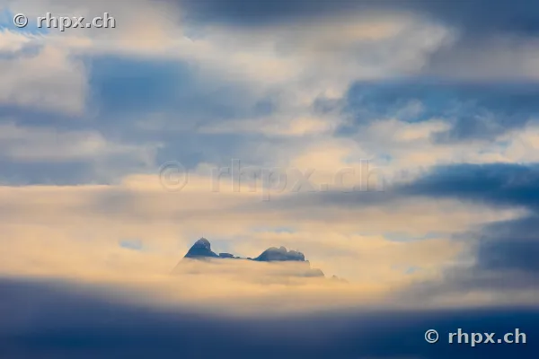Die Gipfel des Pilatus ragen aus einer dichten Wolkenschicht hervor