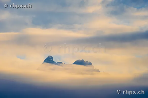Der Berggipfel des Pilatus bei Luzern ragt teilweise aus dichten Wolkenschichten hervor
