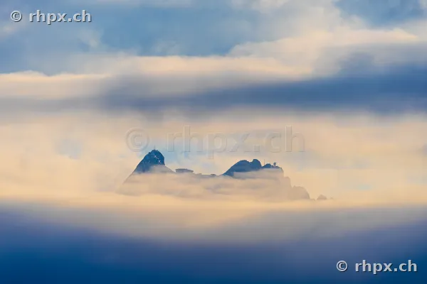 Das Bergmassiv des Pilatus in der Zentralschweiz, eingebettet zwischen dichten Wolkenschichten