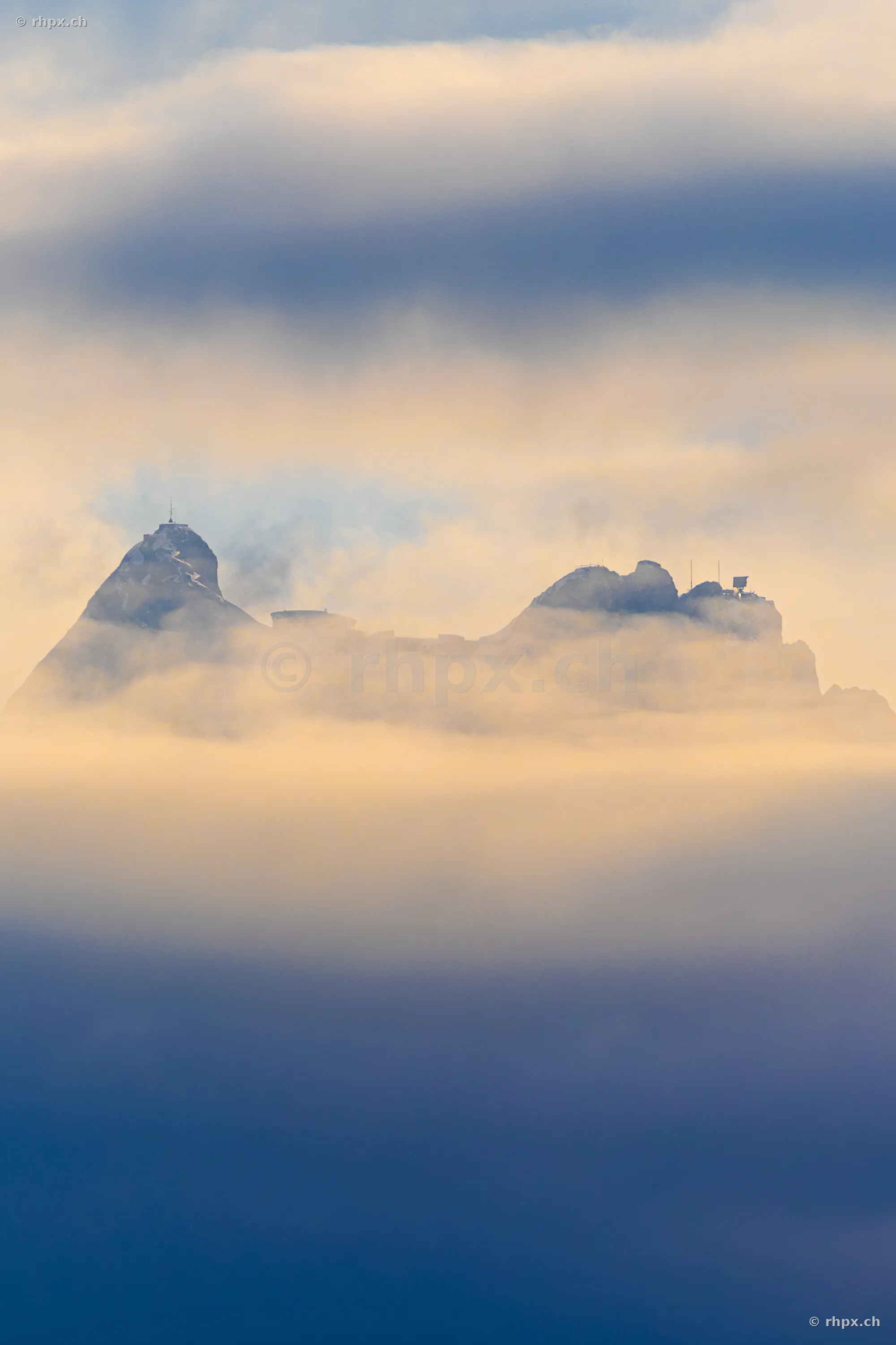 Der Gipfel des Berges Pilatus bei Luzern ragt teilweise aus einer dichten Nebelschicht hervor