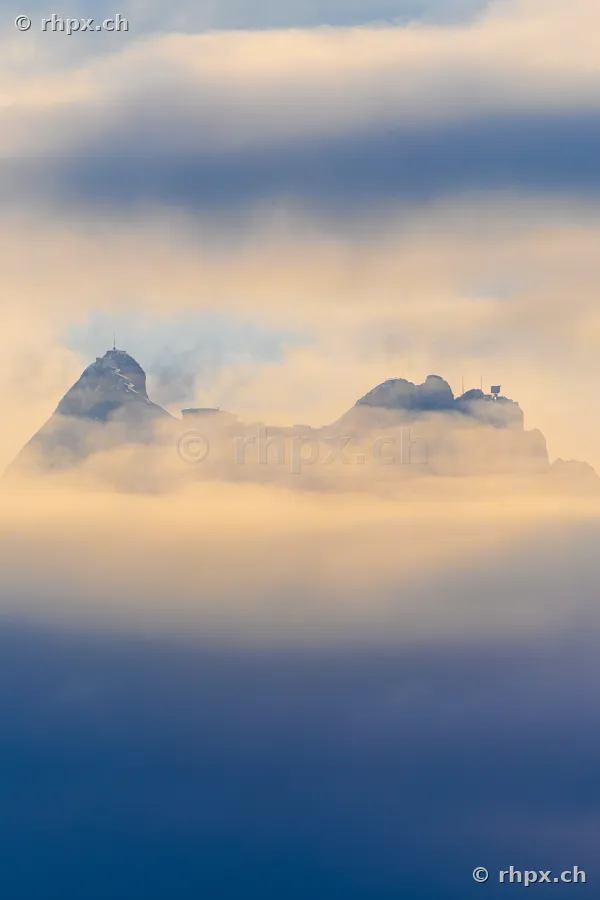 Der Gipfel des Berges Pilatus bei Luzern ragt teilweise aus einer dichten Nebelschicht hervor