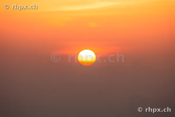 Die Sonne sinkt tief hinter den Horizont über dem Pilatus.