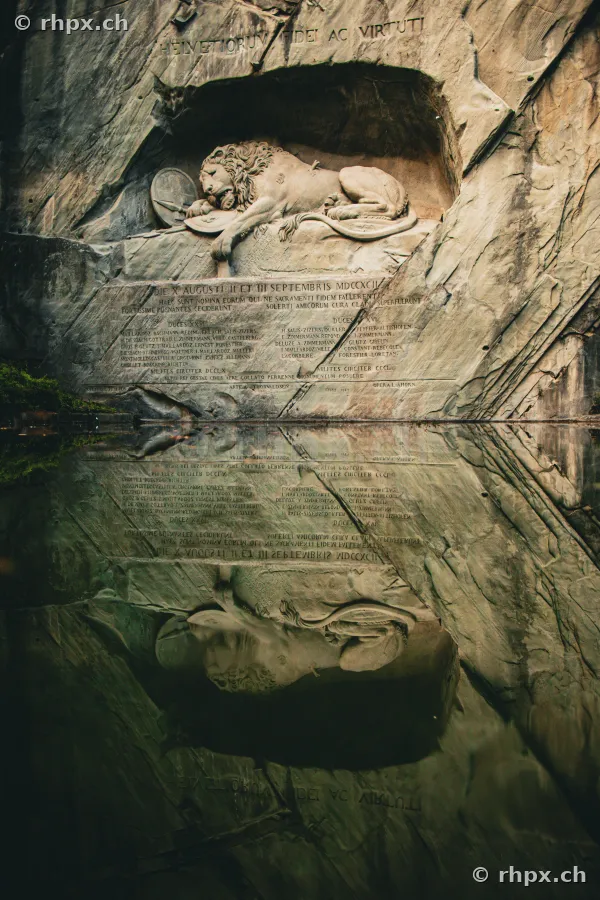 Das Löwendenkmal in Luzern mit der Spiegelung der Felswand im Wasser